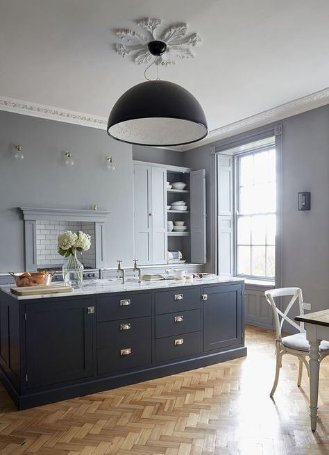 a chic dove grey kitchen with a midnight blue kitchen island and touches of brass that make it more refined and gorgeous Georgian Kitchen, Shaker Style Kitchen Cabinets, Blue Kitchen Island, Серая Кухня, Grey Kitchen Designs, Modern Layout, Shaker Style Kitchens, Modern Kitchen Island, Kitchen Cabinet Styles