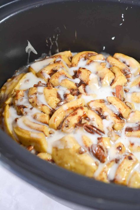 Crockpot Cinnamon Roll Casserole Easy Thanksgiving Breakfast, Crockpot Cinnamon Roll Casserole, Thanksgiving Breakfast Ideas, Moist Lemon Pound Cake, Crockpot Cinnamon Rolls, Canned Cinnamon Rolls, Cinnamon Roll Casserole, Thanksgiving Breakfast, Banana Dessert