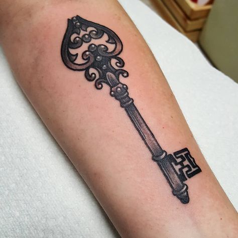 Skeleton Key Tattoo Traditional, Old School Key Tattoo, American Traditional Key Tattoo, Key Tattoo Traditional, Keyhole Tattoo, Skeleton Key Tattoo, Key Tattoo Designs, Chain Tattoo, Key Tattoos