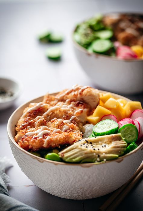 Poké bowl met krokante kip | Eef Kookt Zo Poke Bowl Chicken, Chicken Poke Bowl, Aesthetic Chicken, Salad Aesthetic, Poke Bowl Recipe, Poke Bowls, Around The World Food, Recipe Salad, Chicken Drumstick Recipes