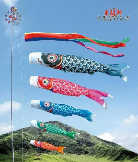 Gabulle in wonderland: DIY du mercredi : poissons volants japonais Children's Day Japan, Fish Kites, Chinese Kites, Kodomo No Hi, Wind Socks, Golden Week, Boys Day, Japanese Fish, Japanese Koi