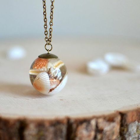 Resin Sphere, Necklace Seashell, Beach Wedding Gifts, Art Coquillage, Terrarium Necklace, Necklace Resin, Seashell Jewelry, Romantic Jewellery, Seashell Necklace