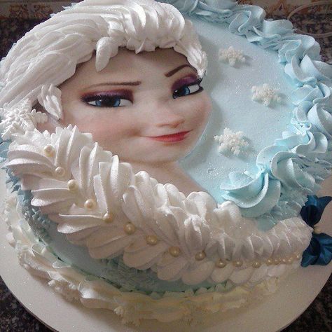 Elsa cake with braid.  Yes, it can be done in buttercream.  Would change hair color to not such a stark white. Bolo Frozen, Elsa Cakes, Frozen Birthday Cake, Torte Cupcake, Character Cakes, Frozen Princess, Crazy Cakes, Frozen Cake, Disney Cakes