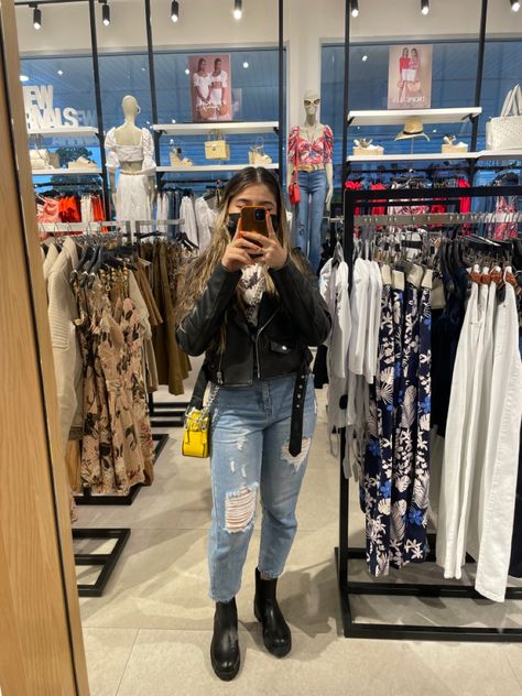 chaqueta negra de pull and bear,
botas chelsea, crossbody guess Guess Boots Outfit, Outfit Aesthetic Ideas, Guess Boots, Mom Jeans Outfit, Aesthetic Ideas, Outfit Aesthetic, Clean Girl, Boots Outfit, Jeans Black