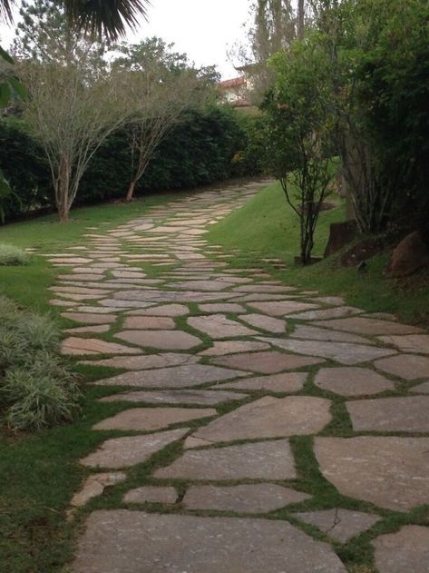 Pathway Ideas, Stone Garden Paths, Walkway Landscaping, Pathway Landscaping, Garden Stepping Stones, Garden Walkway, Stone Pathway, Garden Makeover, Stone Path