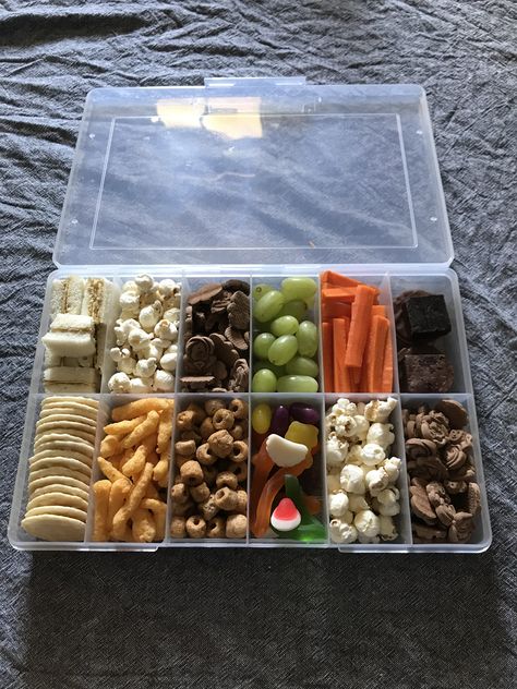 Snack tray for kids on a flight...worked wonders for my four year old with #coeliac disease as there were no other food options available to her on board. #snacks #flyingtips #holiday #flyingwithkids Snack Box For Plane, Plane Snacks Long Flights, Roadtrip Snack Ideas, Snack Tray For Kids, Snacklebox Ideas, Airplane Party Food, Board Snacks, Plane Snacks, Sand Diego