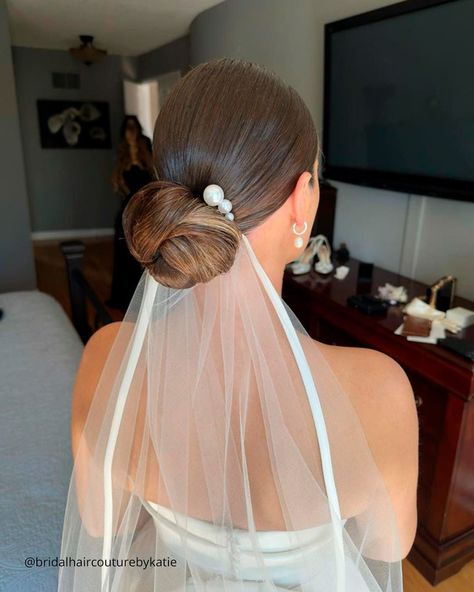 Low Bun Hairstyles for Wedding ❤ Be the center of attention with the most beautiful low bun hairstyles for wedding. See some of our unique ideas in the post. #wedding #bride #weddingforward #weddinghairstyles #bridallowbun Indian Wedding Events, Bun Hairstyles For Wedding, Low Bun Bridal Hair, Bride Bun, Bride With Veil, Low Bun Wedding Hair, Wedding Bun, Bride Updo, Chic Short Hair