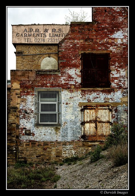 Abandoned Building Painting, Decayed Buildings, Urban Decay Photography, Urban Buildings, Environment Photography, Derelict Places, Old Abandoned Buildings, Derelict Buildings, Painted Bags