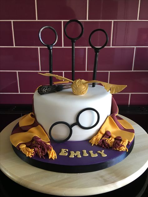 Nice!  The quidditch Hoops would be a decent alternative to some of the other toppers. Harry Potter Themed Birthday, Harry Potter Kostüm, Gateau Harry Potter, Harry Potter Party Decorations, Harry Potter Birthday Cake, Cumpleaños Harry Potter, 7th Birthday Cakes, Harry Potter Bday, Harry Potter Quidditch