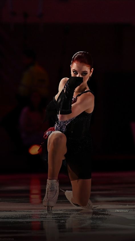 Alexandra Trusova Wallpaper, Sasha Trusova, Figure Skating Outfits, Russian Figure Skater, Alexandra Trusova, Ice Rink, Figure Skaters, Inline Skating, Skating Outfits