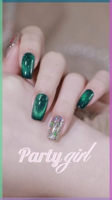 Short Aurora Nails, Nail Art Simple Green, Green Glitter Nail Designs, Emerald Green Cat Eye Nails, Green Cats Eye Nails, Cat Eye Christmas Nails, Green Christmas Nail Ideas, Green Cat Eye Nails, Nails Verde