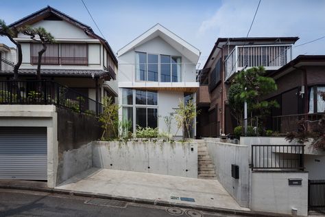 Urban House Design, External Staircase, Wooden Staircases, Japanese Architecture, New Town, Studio City, Studio Decor, Japanese House, Wooden House