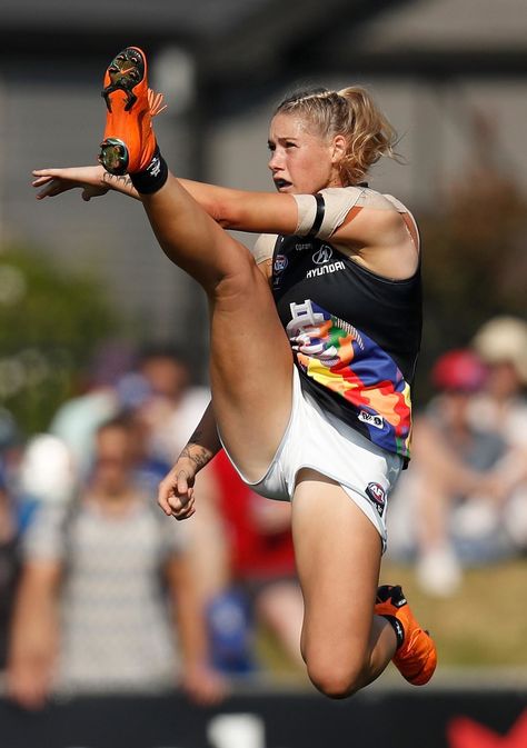 Tayla Harris, Carlton Blues, Australian Football League, Foto Sport, Western Bulldogs, Australian Football, People Poses, Sporty Girls, Utility Room