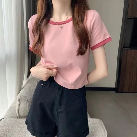 Round neck tee tops shirt for women. Casual T Shirt Outfit, Clg Outfits, Cute Short Sleeve Tops, Short Tshirt, Pattern Tshirt, Crop Top Styles, Woman T Shirt, Tshirts Women, Women Tshirts