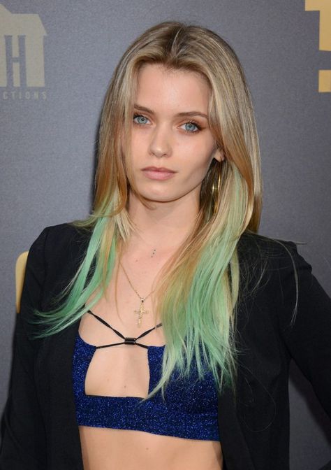 Blonde Hair With Green Tips, Cool Green Hair, Blonde Green Hair, Blonde And Green Hair, Green Hair Streaks, Green Hair Ideas, Blonde Dip Dye, Emerald Hair, Haircare Tips