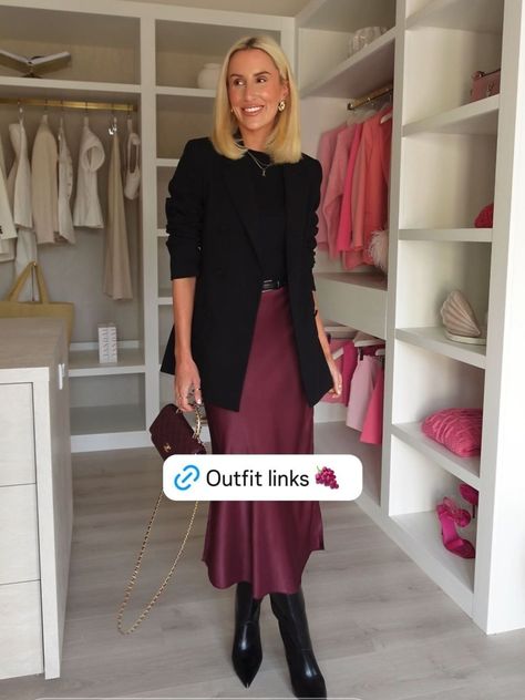 Gonna Bordeaux Outfit, Burgundy Midi Skirt Outfit, Burgundy Slip Dress Outfit, Maroon Satin Skirt Outfit, Burgundy Satin Skirt, Dark Red Skirt Outfit, Burgundy Silk Skirt Outfit, Burgundy Skirt Outfit Winter, Outfit Cena Navidad