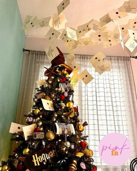 Harry Potter Decorations Christmas, Harry Potter Christmas Garland, Harry Potter Inspired Christmas Tree, Present Christmas Tree, Christmas Decor Ideas Harry Potter, Harry Potter Christmas Tree Decorations, Harry Potter Xmas Tree, Diy Harry Potter Christmas Decor, Harry Potter Xmas Decorations