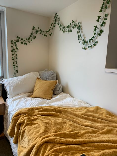 White And Yellow Dorm Room, Yellow And White Room Ideas, Yellow And Green Room Decor, White And Yellow Room Aesthetic, Grey And Plant Bedroom, Yellow And Green Dorm Room, Room Decor Bedroom Yellow, Yellow Aesthetic Dorm Room, Yellow Dorm Room Aesthetic