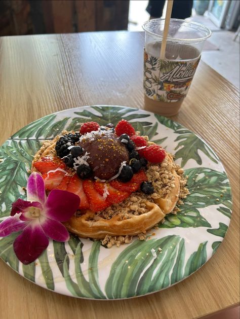 Acai Bowl Truck, Hawaii Breakfast, Fruit Waffles, Hawaii Fruit Aesthetic, Bali Acai Bowl, Acai Bowl Aesthetic Summer, Acai Bowl Aesthetic Beach, Acai Fruit, Breakfast Aesthetic