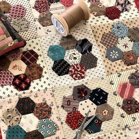 Hexie Quilts Patterns, Hexagon Quilt Pattern, Hexagon Patchwork, Hexie Quilt, Foundation Paper Piecing Patterns, English Paper Piecing Quilts, Renee Zellweger, Paper Pieced Quilt, Scrap Quilt Patterns