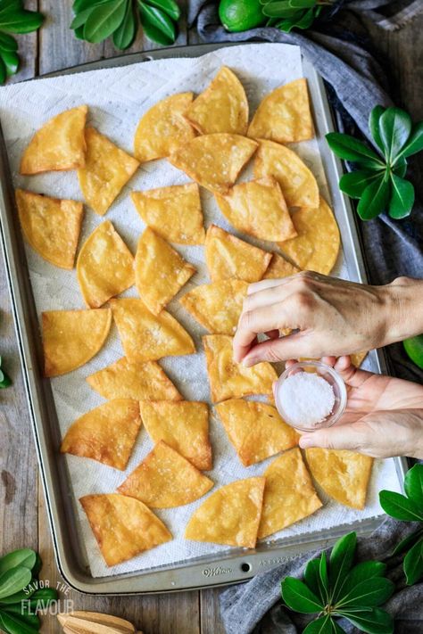 Craving the crispy, crunchy chips from Chipotle? Whip up a mouthwatering batch of these salty, lime-flavored tortilla chips at home--it only takes four ingredients! Serve with copycat Chipotle recipes or with your favorite salsa, guacamole, or queso blanco. Quick Mexican Recipes, Chipotle Chips, Lime Tortilla Chips, Chipotle Guacamole, Chipotle Copycat Recipes, Chipotle Copycat, Chipotle Recipes, Vegetarian Mexican Recipes, Copycat Chipotle