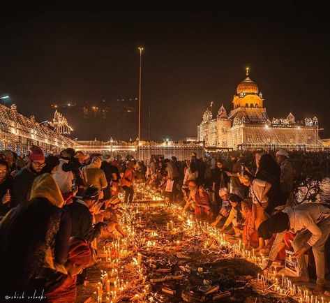 At Gurudwara Shri Bangla Sahib. Bangla Sahib Gurudwara Photography, Sikh Aesthetic, Bangla Sahib Gurudwara, Happy Gurpurab, Bangla Sahib, Guru Ram Das, Portraits Art, Guru Pics, Gurbani Quotes