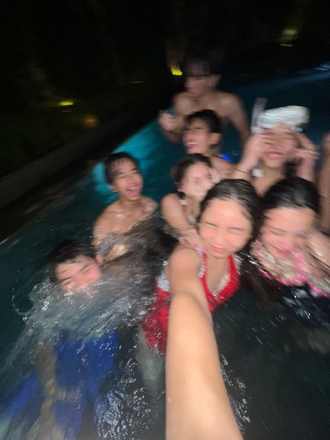 Gala With Friends Prank Filipino, Night Swimming With Friends, Prank Photos For Friends, Black Pink Concert Ocean, Snap Spam, Friend Snap, Prank Photos, Peso Bill Philippines, 1000 Peso Bill Philippines