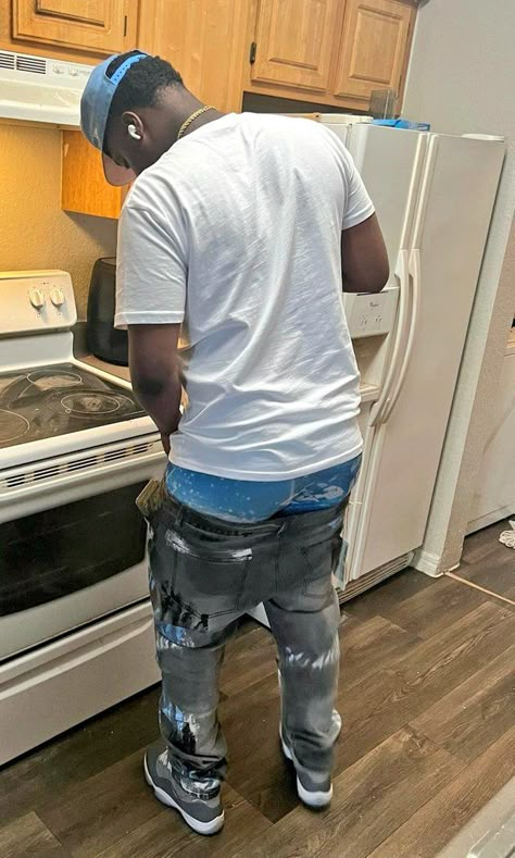 Men Sagging Pants, Saggy Pants, Thug Love, Bi Stuff, Saggin Pants, Weird Photos, Fashion Models Men, Sagging Pants, Gym Goals