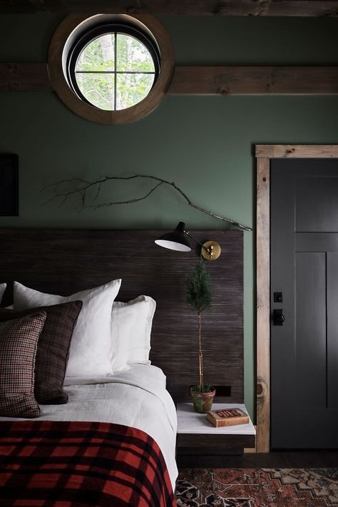 This Todd Snyder-Designed Lodge Makes For The Most Luxurious Rustic Getaway Oak Headboard, Shiplap Wood, Lodge Design, Wooden Cottage, Todd Snyder, Small Wall, White Bedding, Hotels Design, Cabin Decor