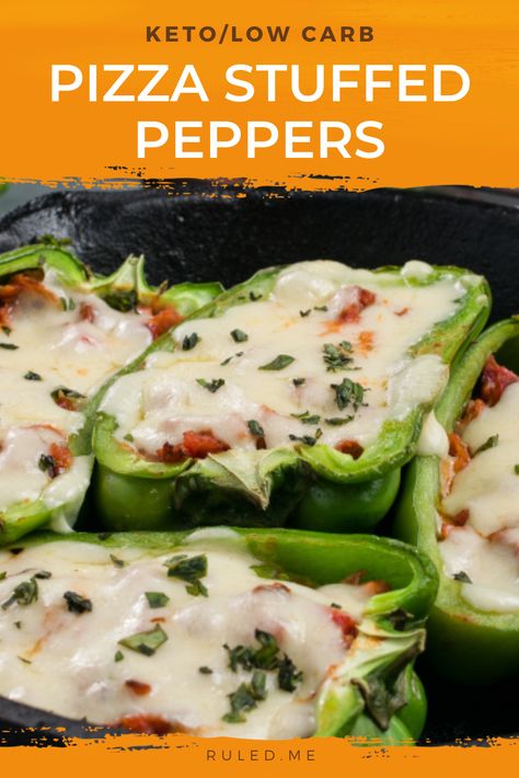 You can’t go past these low-carb Keto Pizza Stuffed Bell Peppers for a simple and nutritious weekday meal. This recipe uses green bell peppers, which are sliced in half; pop them in a baking dish, then combine delicious Italian sausage, pepperoni, and readymade marinara sauce. Top them with mozzarella and slide them into a hot oven. Keto Peppers, Pizza Stuffed Peppers, Man Recipes, Keto Zucchini, Mild Italian Sausage, Zucchini Boats, Keto Pizza, Keto Dinners, Weekday Meals