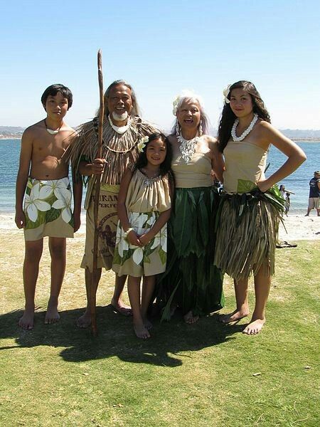 Northern Mariana islands - Chomorro performers... A US territory in the Western Pacific. Mariana Islands, International Fashion Designers, Polynesian Culture, Northern Mariana Islands, Island Style, South Pacific, Island Life, Tahiti, People Around The World