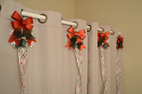 Day After Halloween, Holiday Shower Curtains, Mini Christmas Tree Decorations, Christmas Shower Curtain, Diy Hooks, Grinch Christmas Decorations, Diy Ornament, Diy Christmas Ornament, Christmas Bathroom Decor