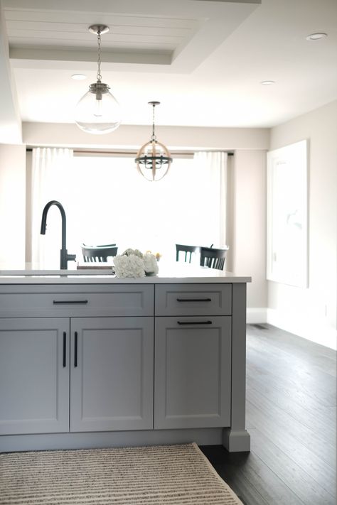 Light Grey Kitchen With Black Handles, Grey Kitchen With Black Handles, Kombuis Idees, Bathroom Ideas Gray, Grey And White Kitchen, Diy Kitchen Makeover Ideas, White Kitchen Renovation, Kitchens Decor, Black Kitchen Handles