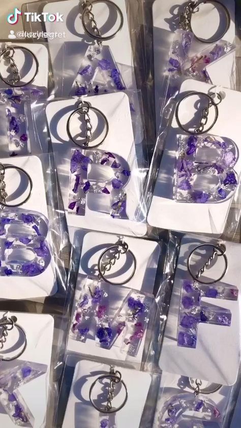 Resin Alphabet, Diy Resin Keychain, Diy Resin Crystals, Seni Resin, Dried Flower Resin, Resin Crafts Tutorial, Packaging Ideas Business, Small Business Packaging Ideas, Diy Resin Projects