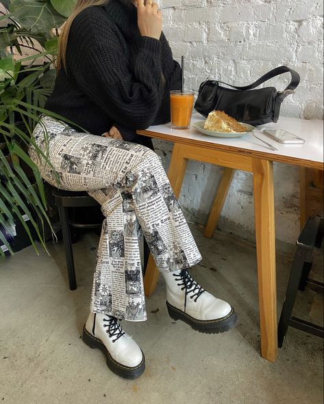 Newspaper Jeans, Newspaper Pants, Jadon Dr Martens, White Docs, Casual Outfit Winter, White Dr Martens, Outfit Ideas Winter, Dr Martens Jadon, Black And White Outfit