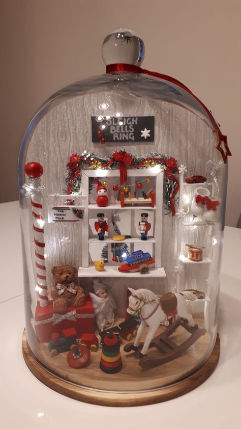 Christmas Diorama Ideas Winter Scenes, Christmas Diorama Ideas, Miniature Christmas Scenes, Miniature Christmas House, Christmas Dioramas, Lantern Christmas Decor, Cloche Decor, Room Box Miniatures, Christmas Miniatures