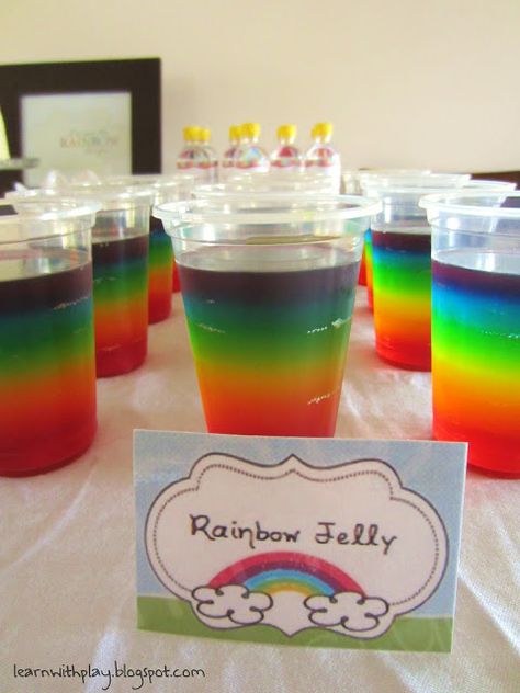 rainbow party food, rainbow jelly cup, layered jelly cup Rainbow Jello Cups, Rainbow Party Food, Rainbow Jello, 4de Verjaardag, Jello Cups, Jelly Cups, Rainbow Jelly, Rainbow Unicorn Party, Trolls Birthday Party