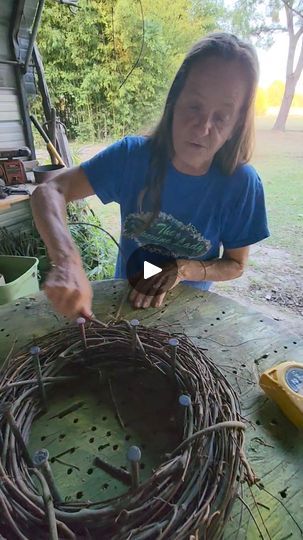 Making Grapevine Wreaths, Diy Christmas Grapevine Wreath, Grape Vine Wreaths Diy, Grape Wreath, Grapevine Crafts, Artist Techniques, Vine Wreaths, Spring Grapevine Wreath, Make A Wreath