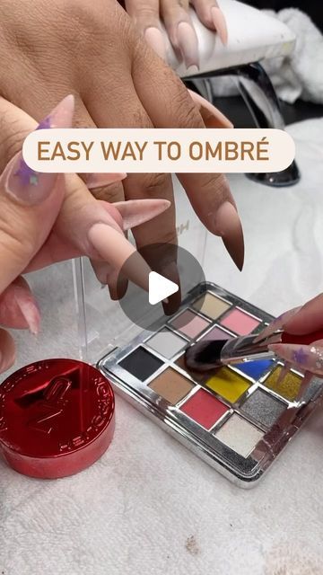 Eye Shadow On Gel Nails, Ombre Nails For Beginners, Gel Nails With Eyeshadow, Diy Nails With Eyeshadow, Eye Shadow Nail Polish Ombre, Eye Shadow Nails Hack, How To Make Ombre Nails Video, Brown Ombre Nails Short, Eyeshadow Ombre Nails