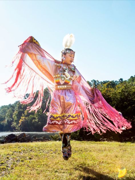 A fancy-dancer in Native American regalia that's pink is mid-jump. Native American Jingle Dress, Powwow Dancers, Fancy Shawl Regalia, Powwow Outfits, Native American Photography, Fancy Shawl, Cowboy Photography, Native American Dance, Powwow Regalia