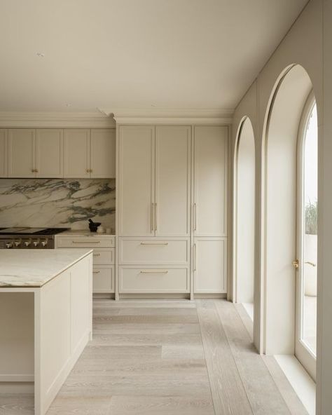 How to modernise a Rounded Arch - Direct Paint Luxe Modern Kitchen, Arched Oven Alcove, Arch To Kitchen, Arched Cabinet Kitchen, Kitchen With Arches, Arched Dining Room, Dining Room Arch, Shower Alcove, Pik 2