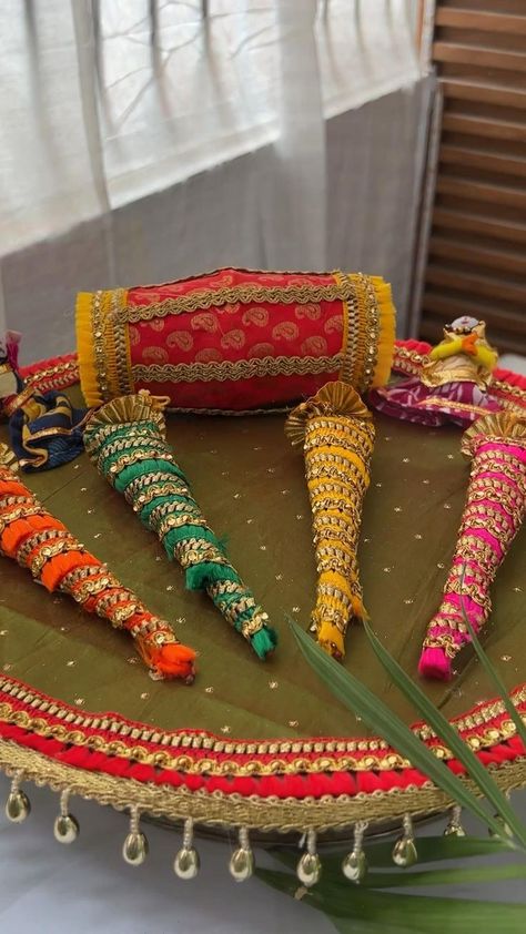 Haldi Tray Decoration Ideas, Haldi Tray, Tray Decoration Ideas, Mehndi Decoration Ideas, Haldi Ceremony Decorations, Wedding Gift Hampers, Mehendi Decor Ideas, Wedding Platters, Thali Decoration Ideas