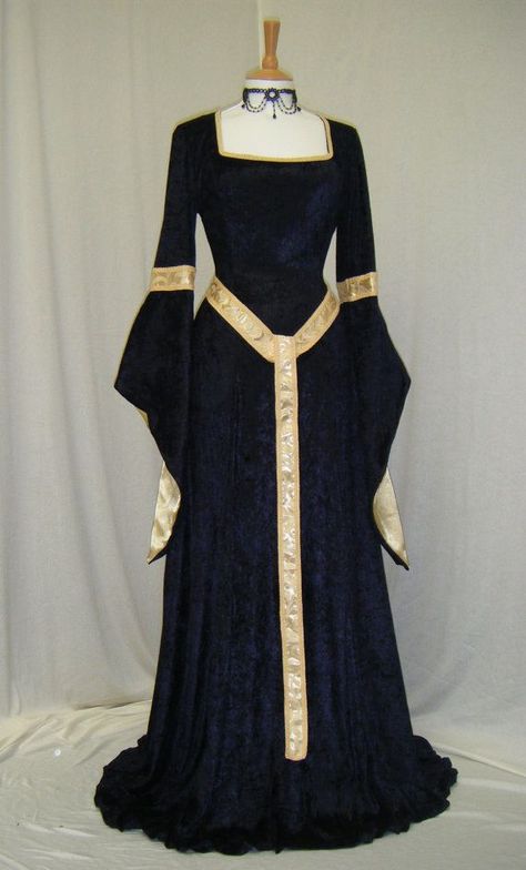 This site has many, many medieval style crafts or crafts to represent the Middle Ages. Description from pinterest.com. I searched for this on bing.com/images Girdle Belt, Gaun Abad Pertengahan, Elven Dress, Medieval Gown, Medieval Wedding, Fest Outfits, Medieval Costume, Old Dresses, Medieval Dress