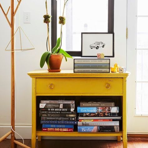 love this little yellow bookshelf situation Hall Entrada, Next Furniture, Brooklyn Apartment, Perfect Paint Color, Casa Vintage, Concept Home, Apartment Aesthetic, Amber Interiors, Dream Living