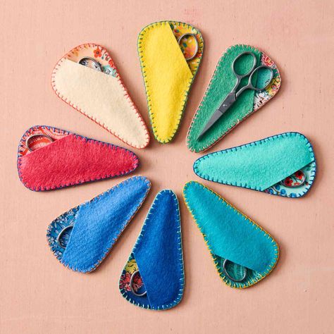 Store small snips in these felt scissors cases. Scissor Case Pattern, Winter Sewing Projects, History Of Quilting, American Patchwork And Quilting, Winter Sewing, Scissor Case, Quilt Magazine, Wool Projects, Patchwork Quilting