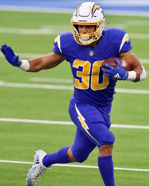 Austin Ekeler, Football Running Back, Nfl Chargers, Sports Portraits, Nfl Uniforms, La Chargers, Football Run, Justin Herbert, Football Players Photos