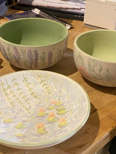 Flowers Pottery Painting, Pottery Accessories, Ceramics Flowers, Bowl Painting, Flowers Pottery, Flowers Creative, Ceramic Cafe, Diy Pottery Painting, Arte Grunge