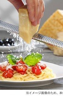 This zester/grater that’ll work for cheese, citrus, garlic, and ginger. | 17 Multipurpose Products That'll Help You Declutter Your Life Microplane Zester, Microplane Grater, Citrus Zester, Lemon Cheese, Lemon Zester, Garlic Grater, Electric Foods, Cheese Grater, Asiago