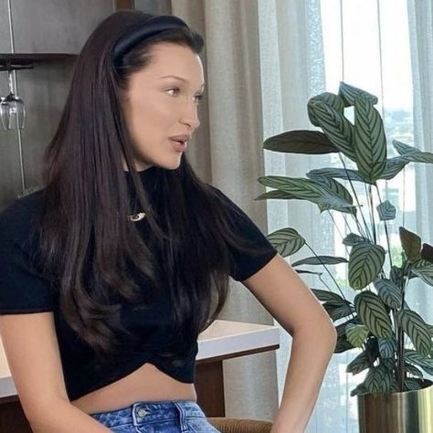 Bella Hadid Hair, Hair Color Chocolate, Chocolate Hair, Long Dark Hair, 90s Hairstyles, Long Hair With Bangs, Hair Color Dark, Hair Inspo Color, Dark Brown Hair