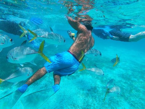 Snorkeling through Belize's Hol Chan Marine Reserve Belize Food, Belize Beach, Caye Caulker, Belize Resorts, Sea Photo, Safe Travel, Caribbean Sea, Belize, Blue Water